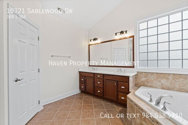 Building Photo - 10321 Sablewood Dr