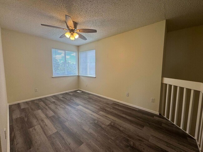 Building Photo - Updated 2 Bedroom w/ a Loft, 2 story