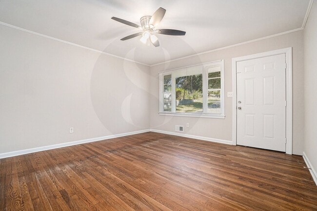 Building Photo - Charming 3BR/1BA Ranch Home with Open Layout & Fenced Backyard