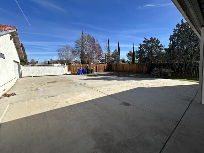 Building Photo - 15370 Tacony Rd