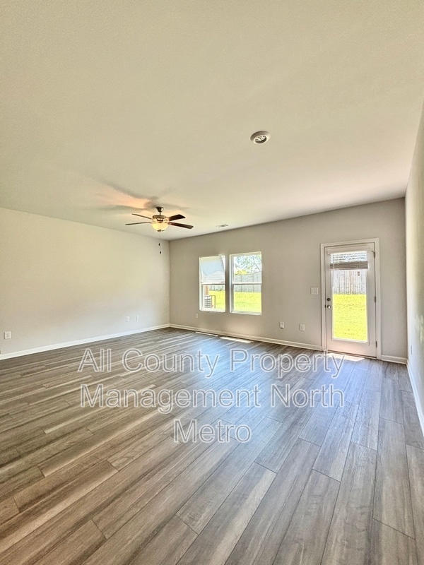 Building Photo - 305 Rolling Grn Dr