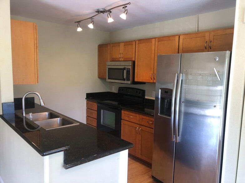 Primary Photo - 140 Uwapo Rd