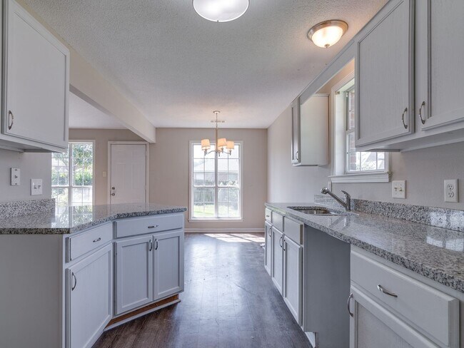 Building Photo - Nice and Bright! 3BR/2B home available for...