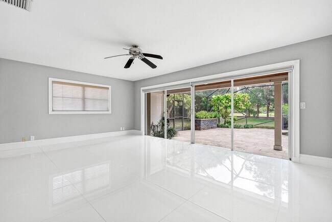 Building Photo - 417 N Country Club Dr