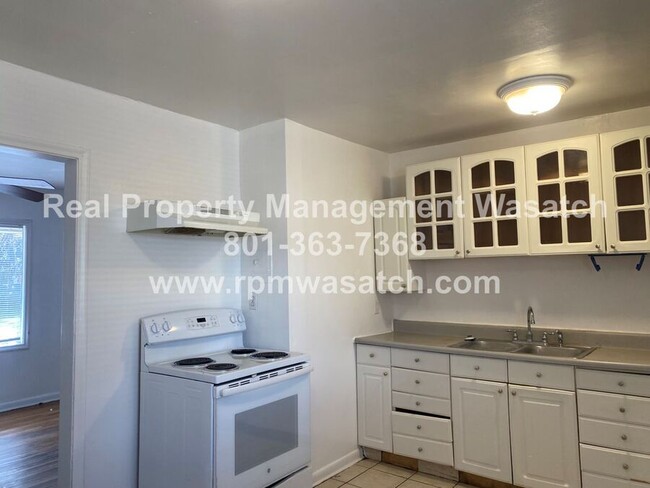 Building Photo - Check out this 3 Bedroom 1 Bath Fourplex i...