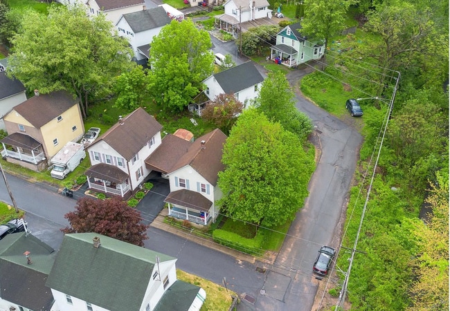 Building Photo - Large Newly Renovated 3 Bed/1 Bath Single ...