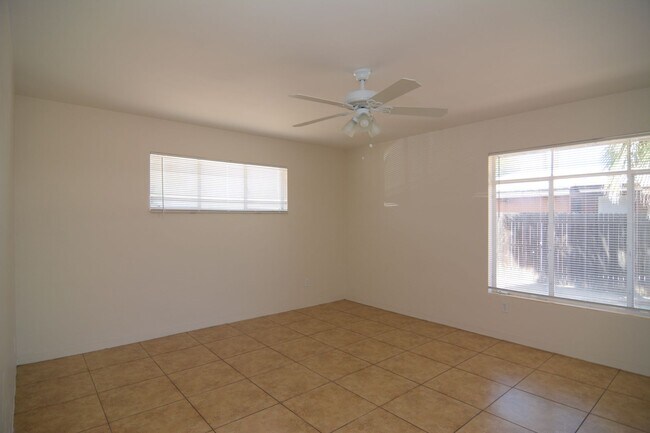 Building Photo - 6 Bedroom 3 Bath Home! Walking distance to University!