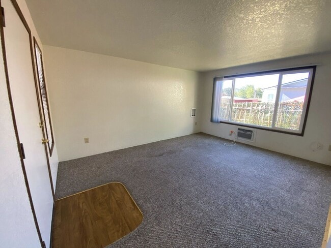 Building Photo - 152 NE Atkinson Ct