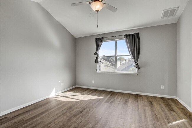 Building Photo - 512 Eberhart Ln