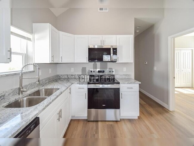 Building Photo - 2801 E Riverside Dr