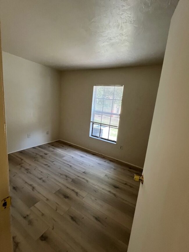 Building Photo - 2-bedroom, 1-bathroom home in the Pine Rid...