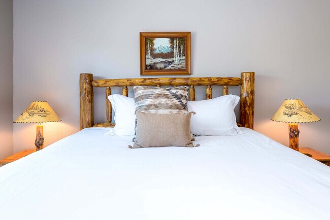 Building Photo - 10576 Village Loop