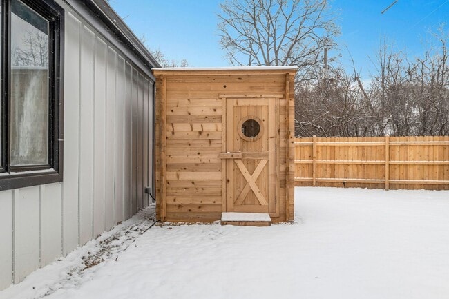 Building Photo - 15160 W Oak Spring Rd