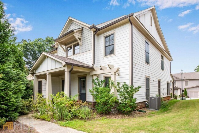 Building Photo - 600 Thornhill Ln