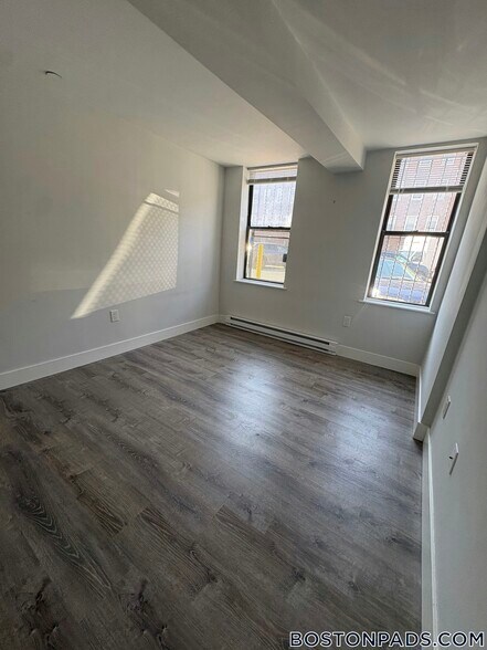 Building Photo - 81 Park Dr