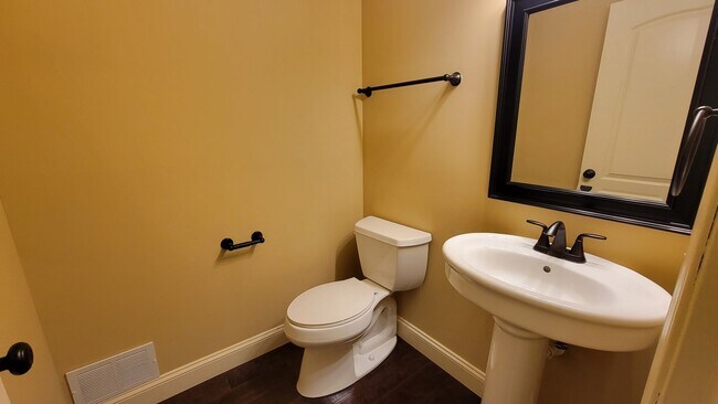 Building Photo - STUNNING LUXURY TOWNHOME 3 BEDROOM, 2 FULL...