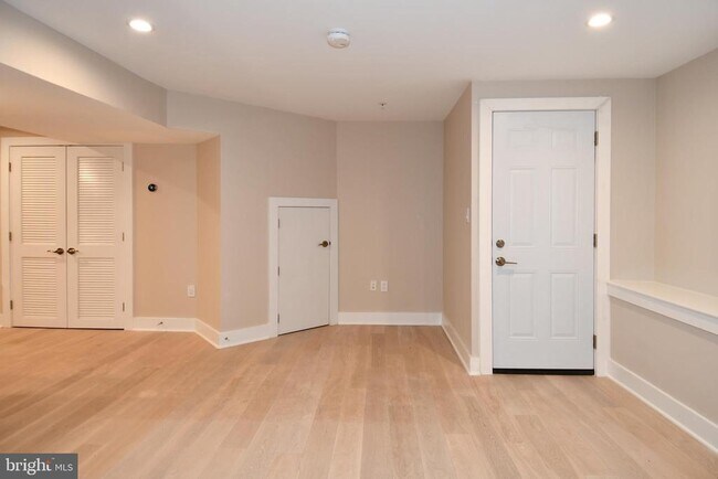 Building Photo - 901 Lawrence St NE