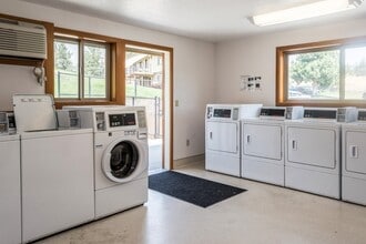 Building Photo - 410 NE Oak St