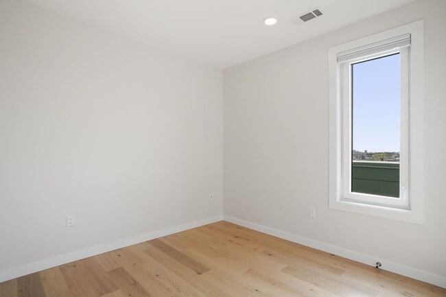 Building Photo - 194 Sumner St