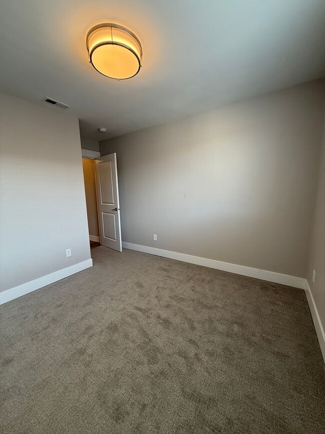 Building Photo - Stunning 3 bedroom townhome.