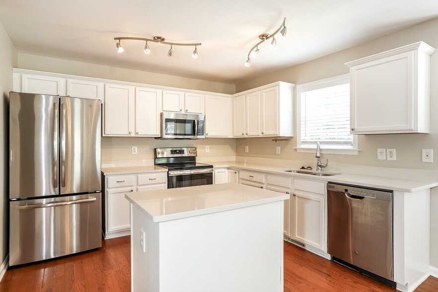 Building Photo - 6412 Willowlawn Dr