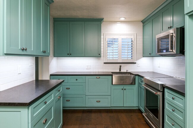 Building Photo - 4406-4410 Granbury TriPlex