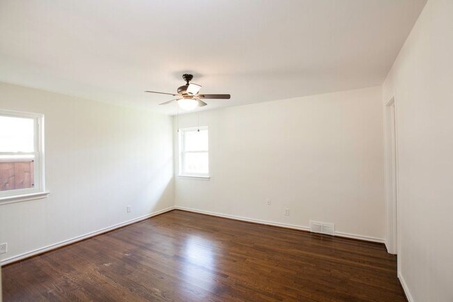 Building Photo - 10140 Shadyview Dr