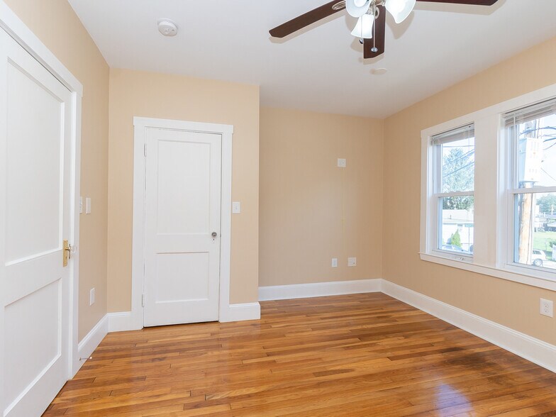 Building Photo - 20 Manley St