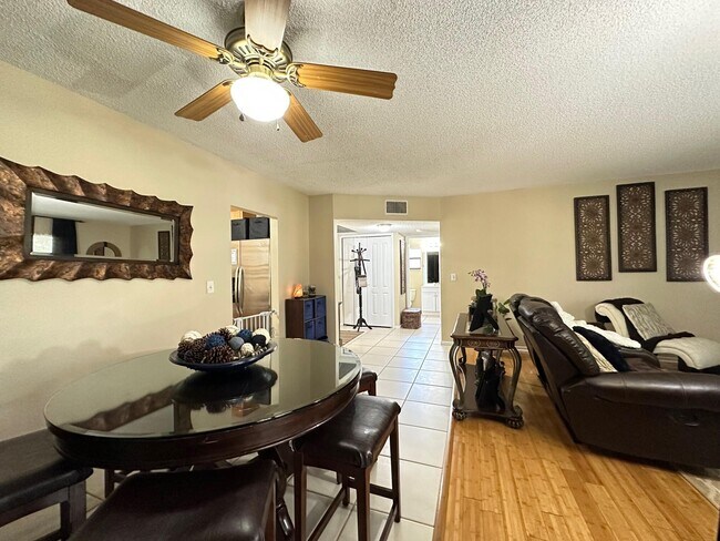 Building Photo - 4509 Carambola Cir S