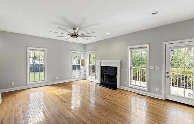 Building Photo - 2505 Eastway Dr