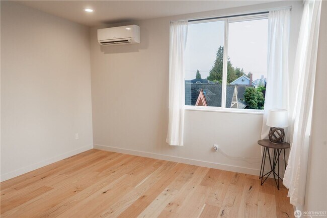 Building Photo - 2bd/1.75ba Seattle Townhome
