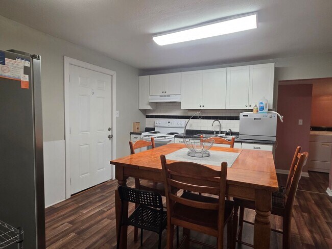 Building Photo - Knoxville 37921 - 3 bedroom 1 bath - call Lisa Vineyard or Shannon Russell 865-216-9334