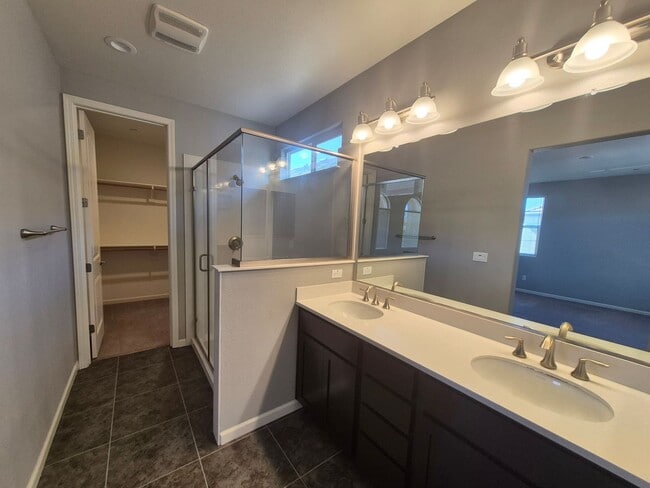 Building Photo - 4 Bedroom 2.5 bath Available now