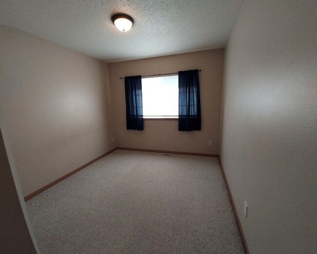 Building Photo - Nice 3 Bedroom 1.5 Bathroom Townhome in Hu...