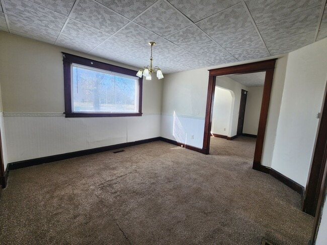 Building Photo - 3 Bedroom House w/Detached Garage!!!