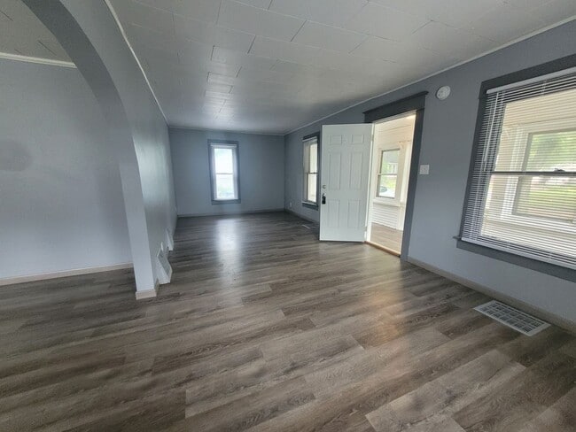 Building Photo - Two Bedroom near the Iowa State Fairgrounds!