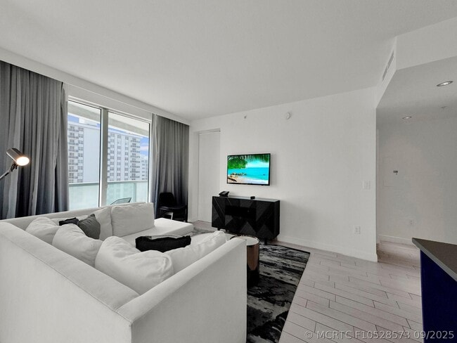 Building Photo - 3101 Bayshore Dr