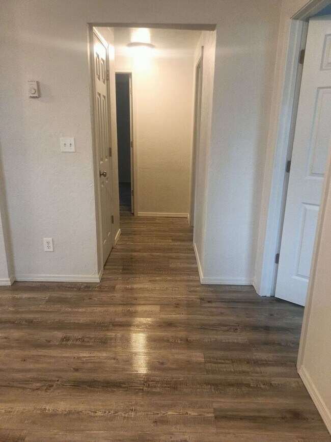 Building Photo - Beautiful 3 Bed / 1 Bath apartment for your family!