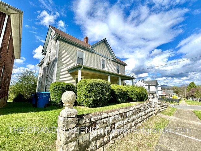 Building Photo - 642 Elm Ave SE