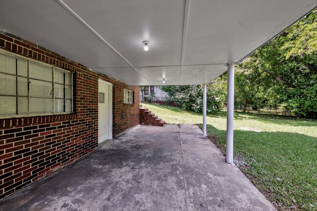 Building Photo - 204 3rd Ave