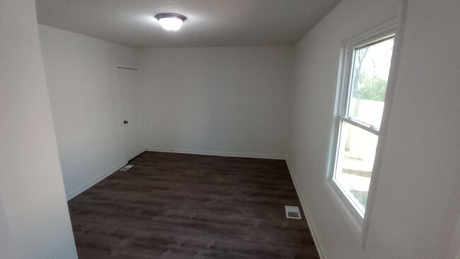 Building Photo - Remodeled 3 bed 2 bath home off of Greensb...