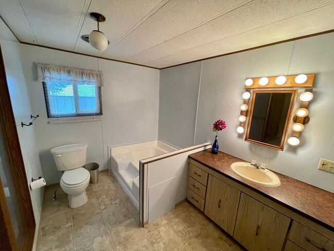 Building Photo - Affordable & Ideally Located 2 Bed 2 Bath ...