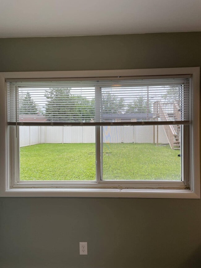 Building Photo - This adorable & newly remodeled 2 bed/1 ba...