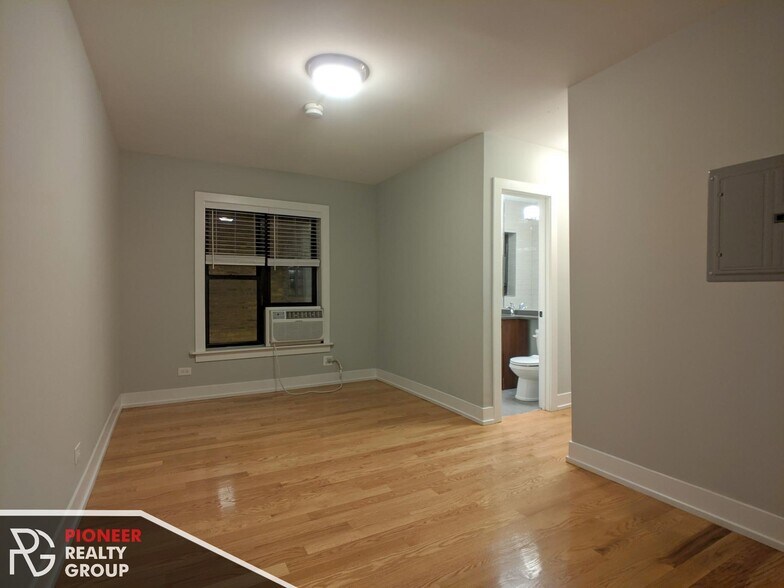 Building Photo - 910 W George St