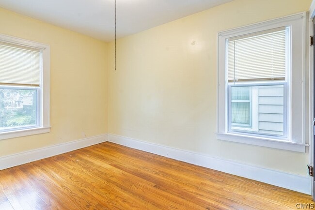 Building Photo - 325 S Midler Ave