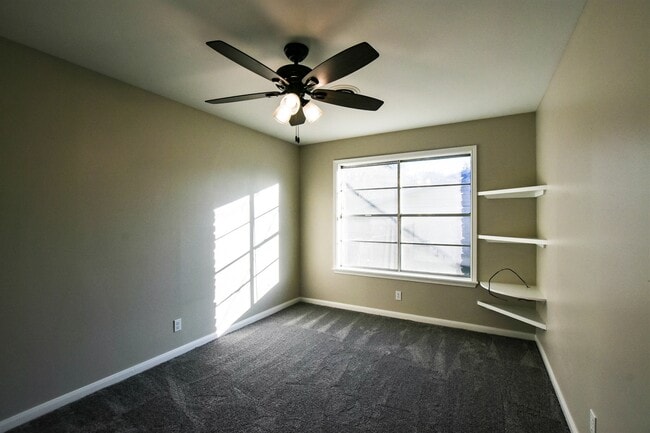 Building Photo - Spacious 4 Bedroom Home