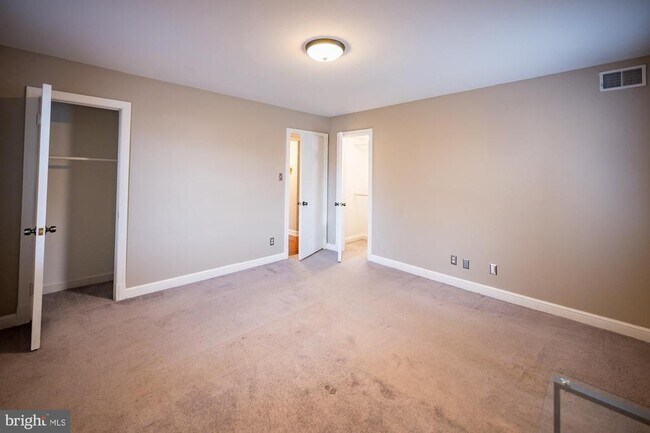Building Photo - 2805 Arlington Blvd