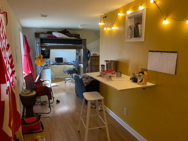 Building Photo - Spacious 2 bed/3 bath Home near Switchyard Park!