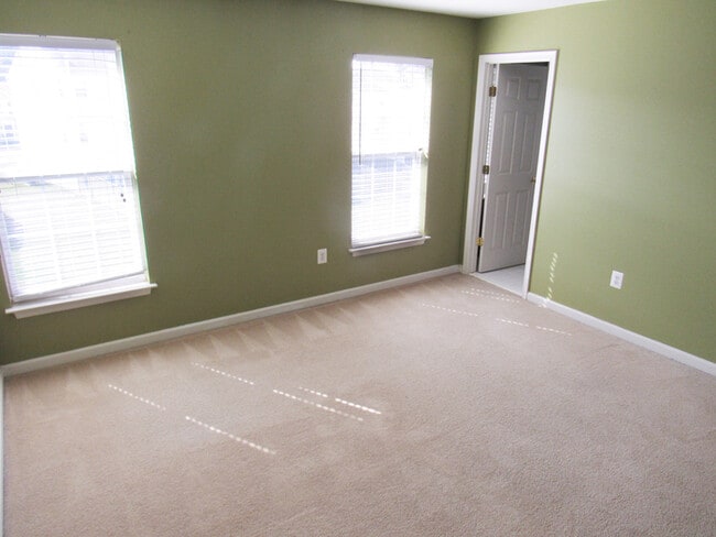 Building Photo - 3 Level Inner Town Home with 1 Car Garage ...
