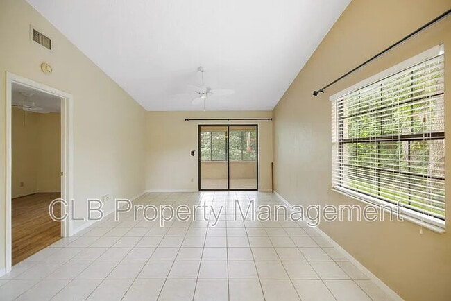 Building Photo - Lovely 2 bedroom/2 bathroom duplex in Port Orange
